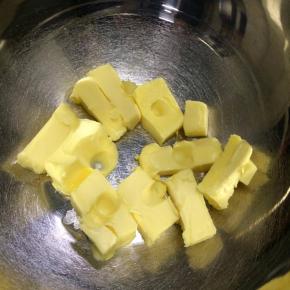 黄油切块软化好，手指可以轻轻按压下去即可。