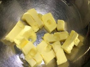 黄油切块软化好，手指可以轻轻按压下去即可。