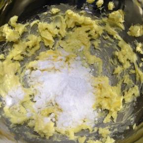 用电动打蛋器将黄油打散后，加入糖粉。