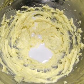 将牛奶分2次加入黄油中，分次加入是避免大量液体冲散黄油中的空气，并导致油水分离。