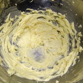 把黄油打发至体积膨大，颜色变浅，呈毛绒状，充分融入空气。