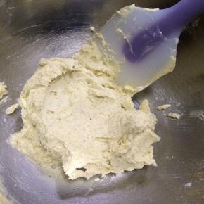 用刮刀翻拌至无粉状态即可。