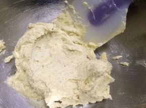 用刮刀翻拌至无粉状态即可。