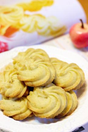 烤完出炉放凉后才会酥松。