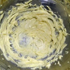 每次加入牛奶，都要充分打发，最终黄油颜色发白、体积膨大、呈毛绒状。