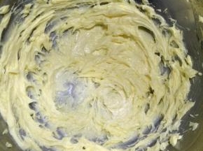 每次加入牛奶，都要充分打发，最终黄油颜色发白、体积膨大、呈毛绒状。