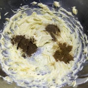 加入椒盐粉、孜然粉和花椒粉。