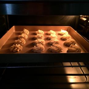 入预热好的烤箱中层，175度约15分钟。（具体温度和时间按各自烤箱情况调整）