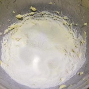 将低筋面粉、玉米淀粉和奶粉过筛加入。