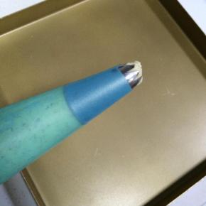 将裱花嘴和裱花袋组装好，将饼干糊装入裱花袋。