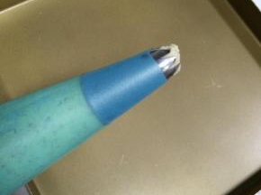 将裱花嘴和裱花袋组装好，将饼干糊装入裱花袋。