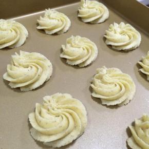 挤出曲奇花纹。