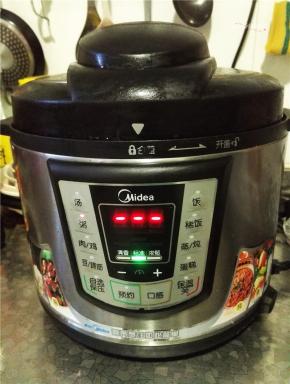 启动压力锅的“粥”键。