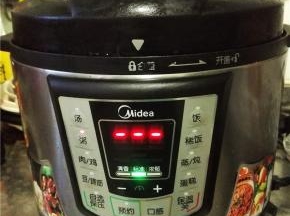 启动压力锅的“粥”键。
