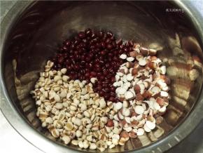将红豆、薏米、芡实放入容器中；
