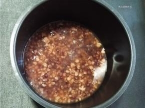 当听到蜂鸣声后，关闭电源，自然减压后打开锅盖，香浓的红豆薏米芡实粥出锅啦。