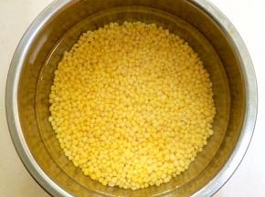把脱皮绿豆清洗一下，浸泡一个晚上，中间换2-3次水，如果天气热建议放冰箱冷藏。