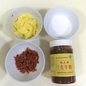 准备好黄油、细砂糖、麦芽糖以及圣女果干，圣女果干要切碎备用。