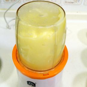 把蒸好的绿豆加入搅拌杯内，加适量的水，启动搅拌机搅打功能，把绿豆打成均匀细腻的绿豆泥即可。