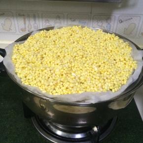 锅内水烧开，把绿豆铺开在纱布上。