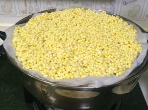 锅内水烧开，把绿豆铺开在纱布上。