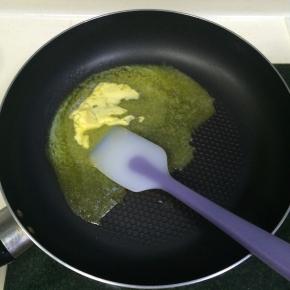 不粘锅内加入黄油，加热至完全化开。