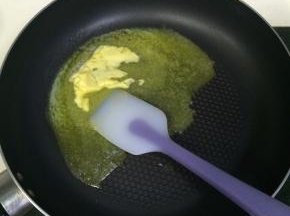 不粘锅内加入黄油，加热至完全化开。