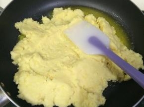 加入绿豆泥翻炒。