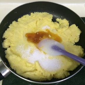 再加入细砂糖、麦芽糖和蜂蜜翻炒。