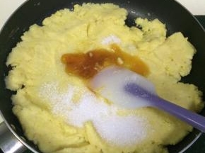 再加入细砂糖、麦芽糖和蜂蜜翻炒。
