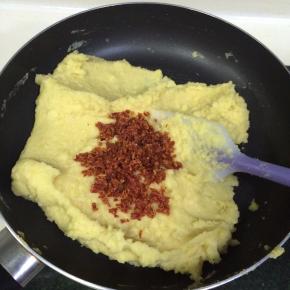 加入切碎的圣女果干。