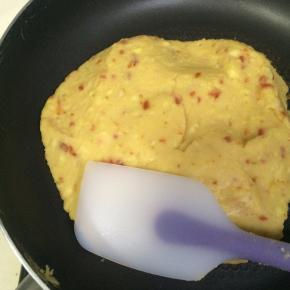 翻炒至绿豆沙不粘锅不粘刮刀为止。