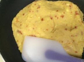 翻炒至绿豆沙不粘锅不粘刮刀为止。