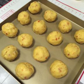 把绿豆泥分成等份搓成圆形状，每个约50克。