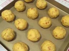 把绿豆泥分成等份搓成圆形状，每个约50克。