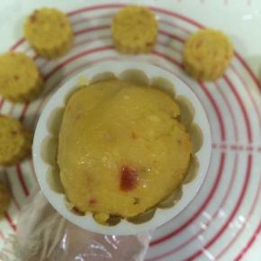 取一份绿豆圆团放入月饼模具中。