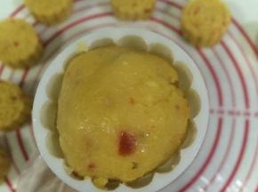 取一份绿豆圆团放入月饼模具中。