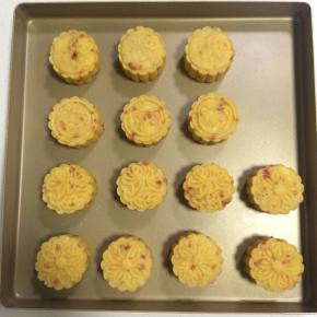 炒制的时候被我偷吃了些许，如果没有吃掉，还会多一个出来吧。这里的绿豆糕每个约50克的，大家做多大的可随意哦，无需一定按我这个份量。