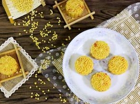 圣女果绿豆糕就制作完毕了。
