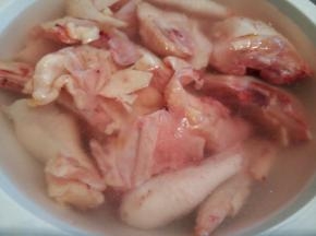 三黄鸡泡一下水，洗干净，控干水份