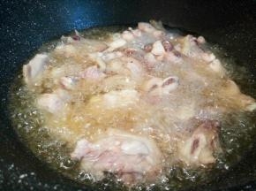 多放一点油。把控干水的三黄鸡放进去，大火炸