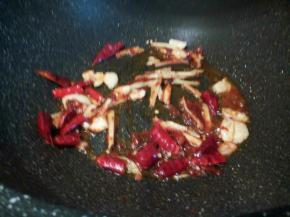 锅里放郫县豆瓣酱，干辣椒，花椒，生姜，蒜炒香