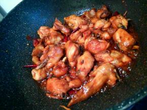 再加生抽，盐，料酒调味