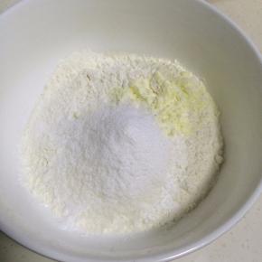 把低筋面粉、糖粉、泡打粉、苏打粉和盐倒入盆内。