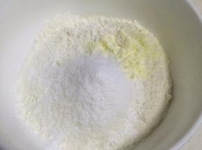 把低筋面粉、糖粉、泡打粉、苏打粉和盐倒入盆内。