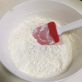 用刮刀把粉类搅拌混合均匀。