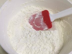 用刮刀把粉类搅拌混合均匀。