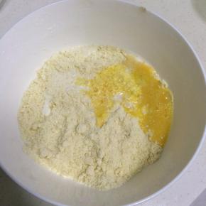 加入牛奶和鸡蛋液。（留少许鸡蛋液刷松饼面团表面）