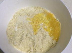加入牛奶和鸡蛋液。（留少许鸡蛋液刷松饼面团表面）