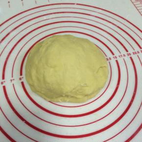 然后用手揉成团。